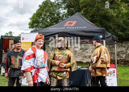 Kenilworth Inghilterra luglio 29 2023 i cavalieri del torneo di giostra del castello di Kenilworth incontrano il pubblico mentre entrano prima che il torneo abbia Foto Stock