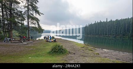 Banff National Park, Alberta, Canada – 8 agosto 2023: Una troupe cinematografica lavora sulle rive del lago Johnston Foto Stock