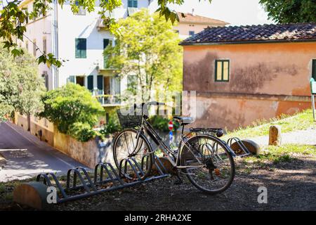 Biciclette parcheggiate per strada in Italia Foto Stock