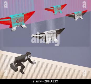 Grandi incubi pesanti che cadono su un dirigente d'azienda, corre veloce e cerca di evitarli, protezione aziendale e concetto di strategia, vintage sty Foto Stock