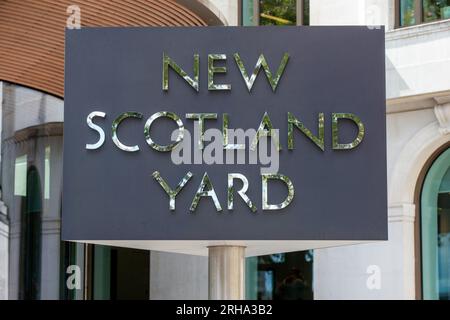 Londra, Inghilterra, Regno Unito. 15 agosto 2023. Quartier generale della forza di polizia britannica New Scotland Yard a Westminster. (Immagine di credito: © Tayfun salci/ZUMA Press Wire) SOLO USO EDITORIALE! Non per USO commerciale! Foto Stock