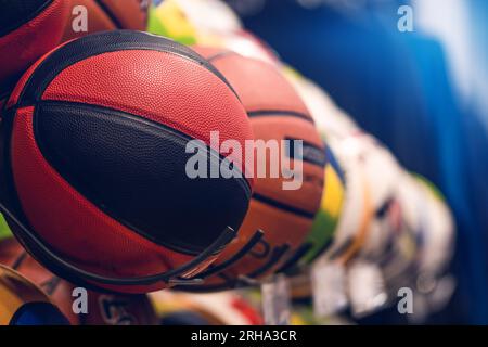 Palla da basket sullo scaffale del negozio da vicino Foto Stock