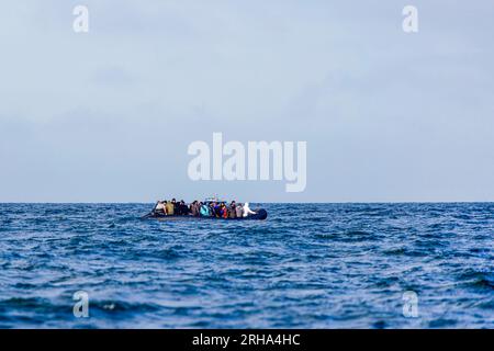 DOVER, REGNO UNITO, 18 LUGLIO 2023. Migranti su una barca che attraversa il canale tra la francia e il Regno Unito diretti verso il porto di dover. Foto Stock