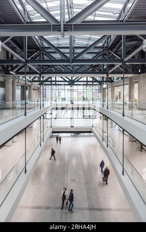 Centro commerciale Sopot Centrum con poche persone che camminano sullo sfondo. Immagine verticale ad ampio raggio della sala. Foto Stock