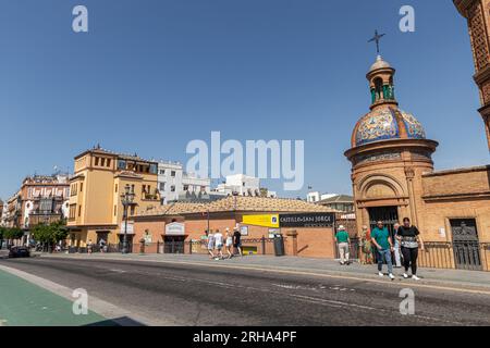 Siviglia, Spagna. La Capilla del Carmen (Cappella del Carmelo) e il Castillo de San Jorge (Castello di San Giorgio) Foto Stock