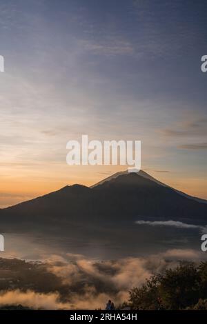 Splendida foto all'alba del vulcano di montagna Batur. Esplora il famoso monte batur e fai trekking all'alba Foto Stock