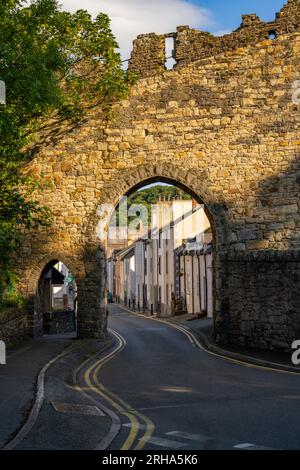 Guardando Conwy dal cancello nord nelle mura della città di Conwy, Galles del Nord Foto Stock