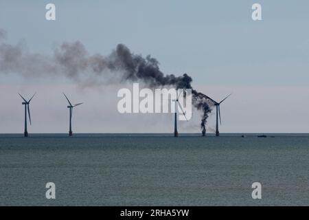 15 agosto 2023. Grande Yarmouth, Regno Unito. Turbine eoliche in fiamme presso la Scroby Sands Wind Farm al largo di Caister e Great Yarmouth nel Norfolk. Foto Stock