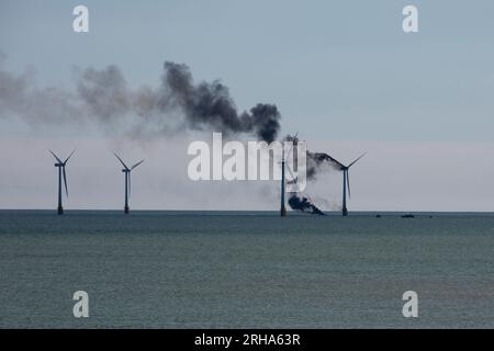 15 agosto 2023. Grande Yarmouth, Regno Unito. Turbine eoliche in fiamme presso la Scroby Sands Wind Farm al largo di Caister e Great Yarmouth nel Norfolk. Foto Stock