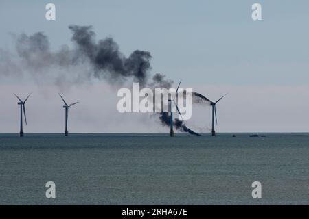 15 agosto 2023. Grande Yarmouth, Regno Unito. Turbine eoliche in fiamme presso la Scroby Sands Wind Farm al largo di Caister e Great Yarmouth nel Norfolk. Foto Stock