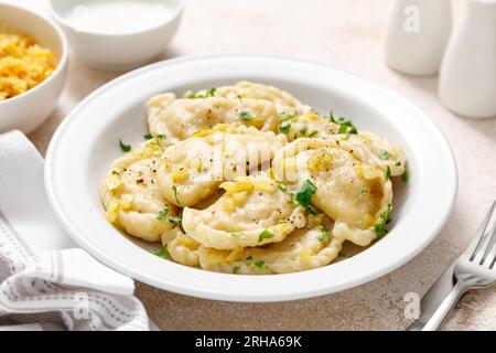 Pierogi fatti in casa, gnocchi, varenyky o vareniki con cavolo Foto Stock