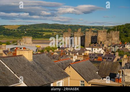 Guardando in basso sui tetti verso il castello dalle mura della città di Conwy nel Galles del Nord Foto Stock