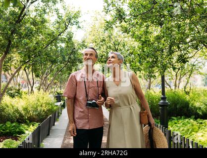 Due turisti anziani che camminano nel parco Foto Stock