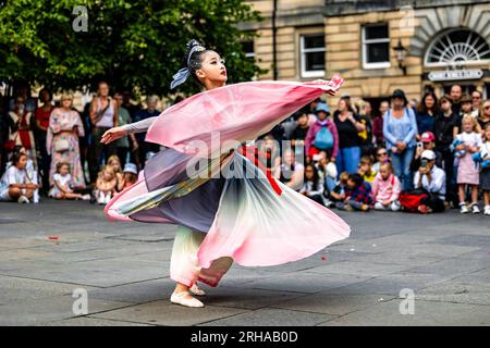 Edimburgo, Regno Unito. 15 agosto 2023 nella foto: Un artista di strada gira per la folla sul Royal Mile di Edimburgo mentre il Fringe Festival raggiunge la sua metà strada. Crediti: Rich Dyson/Alamy Live News Foto Stock