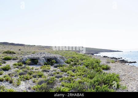 Resti di militari abbandonati, bunker di guardia in cemento dalle prigioni femminili dell'era jugoslava sull'isola di San Gregorio, nel mare Adriatico, Croazia Foto Stock