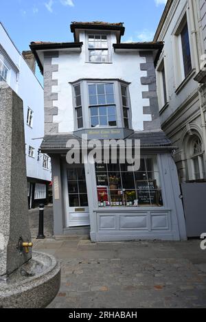 La Crooked House of Windsor a Windsor, in Inghilterra, è un edificio commerciale risalente al 1687. È la più antica casa da tè in Inghilterra e classificata come Grade II. L'edificio fu ricostruito nel XVIII secolo e ora sorge su "un'inclinazione oltraggiosa". Ha tre piani e finestre a bovindo sul davanti e sul retro. Foto Stock