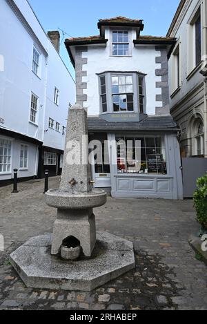 La Crooked House of Windsor a Windsor, in Inghilterra, è un edificio commerciale risalente al 1687. È la più antica casa da tè in Inghilterra e classificata come Grade II. L'edificio fu ricostruito nel XVIII secolo e ora sorge su "un'inclinazione oltraggiosa". Ha tre piani e finestre a bovindo sul davanti e sul retro. Foto Stock