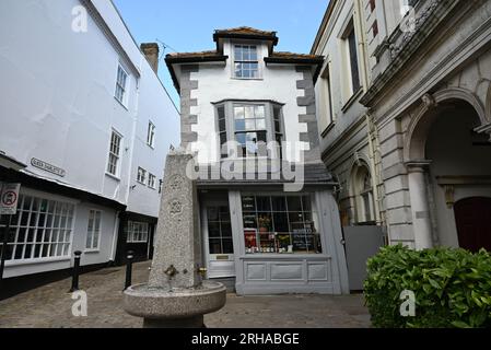 La Crooked House of Windsor a Windsor, in Inghilterra, è un edificio commerciale risalente al 1687. È la più antica casa da tè in Inghilterra e classificata come Grade II. L'edificio fu ricostruito nel XVIII secolo e ora sorge su "un'inclinazione oltraggiosa". Ha tre piani e finestre a bovindo sul davanti e sul retro. Foto Stock