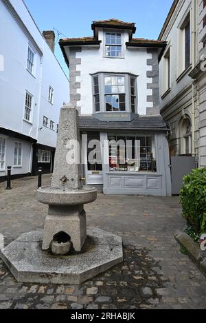 La Crooked House of Windsor a Windsor, in Inghilterra, è un edificio commerciale risalente al 1687. È la più antica casa da tè in Inghilterra e classificata come Grade II. L'edificio fu ricostruito nel XVIII secolo e ora sorge su "un'inclinazione oltraggiosa". Ha tre piani e finestre a bovindo sul davanti e sul retro. Foto Stock