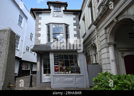 La Crooked House of Windsor a Windsor, in Inghilterra, è un edificio commerciale risalente al 1687. È la più antica casa da tè in Inghilterra e classificata come Grade II. L'edificio fu ricostruito nel XVIII secolo e ora sorge su "un'inclinazione oltraggiosa". Ha tre piani e finestre a bovindo sul davanti e sul retro. Foto Stock