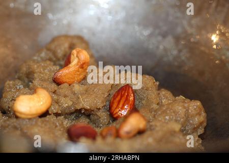 Il suji ka halwa o rava sheera o ravyacha shira è un piatto dolce indiano, servito come dessert o come offerta agli dei. Foto Stock