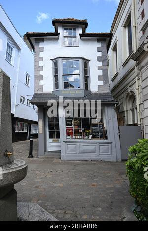 La Crooked House of Windsor a Windsor, in Inghilterra, è un edificio commerciale risalente al 1687. È la più antica casa da tè in Inghilterra e classificata come Grade II. L'edificio fu ricostruito nel XVIII secolo e ora sorge su "un'inclinazione oltraggiosa". Ha tre piani e finestre a bovindo sul davanti e sul retro. Foto Stock