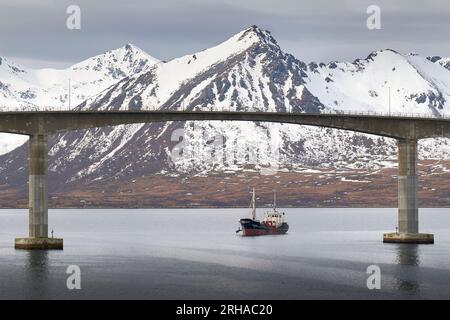 Il tubo flessibile di aspirazione draga, GERD STENSEN, draga il canale di spedizione in acque profonde sotto il ponte Andøy, Risøyhamn, Norvegia 9 maggio 2023 Foto Stock