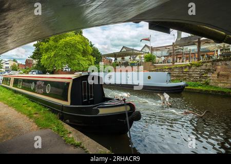 Canal narrowboats ormeggiato dal pub London Bridge a Stockton Heath, Warrington Foto Stock