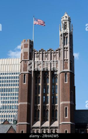 New York, New York, USA. 9 agosto 2023. Russell Hall del Teachers College della Columbia University. La Columbia University nella città di New York è un istituto di istruzione superiore privato d'élite. Considerata a lungo la prima posizione nella classifica US News and World Report per le università, la scuola Ivy League è una destinazione di prim'ordine per gli studenti internazionali e l'élite globale. Columbia ha uno dei tassi di ammissione universitari più bassi negli Stati Uniti. (Immagine di credito: © Taidgh Barron/ZUMA Press Wire) SOLO USO EDITORIALE! Non per USO commerciale! Foto Stock