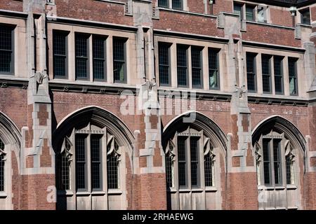 New York, New York, USA. 9 agosto 2023. Russell Hall del Teachers College della Columbia University. La Columbia University nella città di New York è un istituto di istruzione superiore privato d'élite. Considerata a lungo la prima posizione nella classifica US News and World Report per le università, la scuola Ivy League è una destinazione di prim'ordine per gli studenti internazionali e l'élite globale. Columbia ha uno dei tassi di ammissione universitari più bassi negli Stati Uniti. (Immagine di credito: © Taidgh Barron/ZUMA Press Wire) SOLO USO EDITORIALE! Non per USO commerciale! Foto Stock