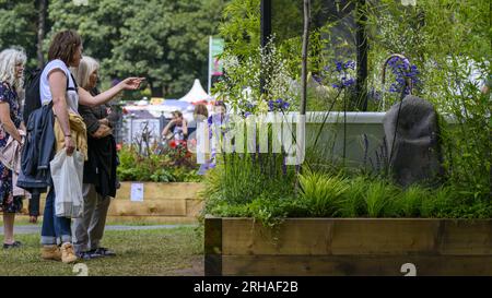 I visitatori possono ammirare il bagno con acqua (vincitore del concorso per i letti rialzati dell'orticoltura) - RHS Tatton Park Flower Show 2023 Showground, Cheshire, Inghilterra, Regno Unito. Foto Stock