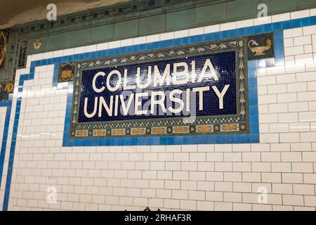 New York, New York, USA. 9 agosto 2023. La stazione della metropolitana 1 MTA della Columbia University si trova sulla 116th Street. La Columbia University nella città di New York è un istituto privato di istruzione superiore d'élite. Considerata a lungo la prima posizione nella classifica US News and World Report per le università, la scuola Ivy League è una destinazione di prim'ordine per gli studenti internazionali e l'élite globale. Columbia ha uno dei tassi di ammissione universitari più bassi negli Stati Uniti. (Immagine di credito: © Taidgh Barron/ZUMA Press Wire) SOLO USO EDITORIALE! Non per USO commerciale! Foto Stock