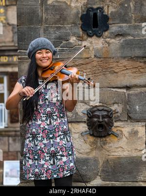 Royal Mile, Edimburgo, Scozia, Regno Unito, 15 agosto 2023. Edinburgh Fringe Street Performer. Nella foto: Shiki, un violinista suona per la folla che passa. Crediti: Sally Anderson/Alamy Live News Foto Stock