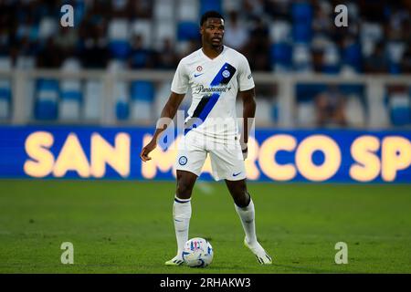 Denzel Dumfries del FC Internazionale in azione durante l'amichevole partita di calcio tra FC Internazionale e KF Egnatia. Foto Stock