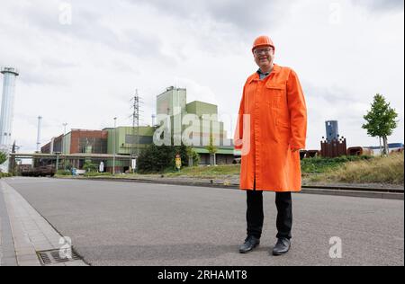 15 agosto 2023, bassa Sassonia, Georgsmarienhütte: Christian Meyer (Bündnis 90/die Grünen), ministro dell'ambiente della bassa Sassonia, si trova sul sito del gruppo Georgsmarienhütte GMH. Il fulcro della visita del ministro dell'ambiente della bassa Sassonia Meyer è il progetto "Georgsmarienhütte - Industry-driven Heat Revolution", che mira a sfruttare l'energia inutilizzata della acciaieria. Foto: Friso Gentsch/dpa Foto Stock