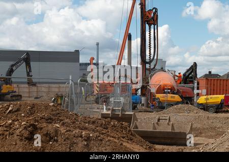 Slough, Berkshire, Regno Unito. 15 agosto 2023. L'ex supermercato Sainsbury's sulla Farnham Road a Slough è stato demolito e lì è in corso la costruzione di un altro sito Big Yellow Self Storage. Credito: Maureen McLean/Alamy Live News Foto Stock