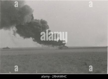 Fotografo delle SS, Homann (1943) molte fotografie dei funerali di Rheinhardt Heydrich; operazioni dell'unità KB - carico su rotaia, attrezzature, studio di registrazione, spettacoli musicali; foto di ritratti di singoli soldati, ufficiali superiori; personale medico; fanteria con cavalli da branco su terreno montuoso; arrampicata su roccia dei soldati; addestramento dei soldati di osservazione di Himmler; indirizzamento di Himmler ai soldati; soldato con cane; festa di Natale; posizioni di combattimento invernali; cimitero militare. Foto Stock