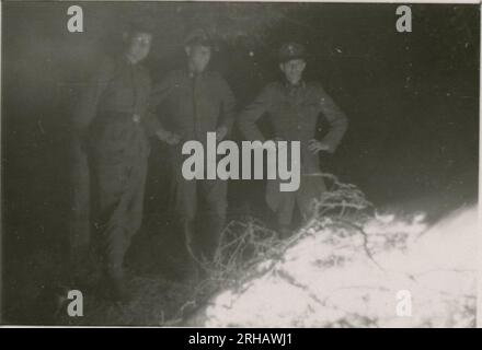 Fotografo delle SS, Homann (1943) molte fotografie dei funerali di Rheinhardt Heydrich; operazioni dell'unità KB - carico su rotaia, attrezzature, studio di registrazione, spettacoli musicali; foto di ritratti di singoli soldati, ufficiali superiori; personale medico; fanteria con cavalli da branco su terreno montuoso; arrampicata su roccia dei soldati; addestramento dei soldati di osservazione di Himmler; indirizzamento di Himmler ai soldati; soldato con cane; festa di Natale; posizioni di combattimento invernali; cimitero militare. Foto Stock