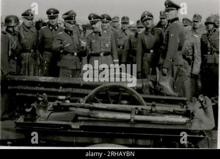 Fotografo delle SS, Homann (1943) molte fotografie dei funerali di Rheinhardt Heydrich; operazioni dell'unità KB - carico su rotaia, attrezzature, studio di registrazione, spettacoli musicali; foto di ritratti di singoli soldati, ufficiali superiori; personale medico; fanteria con cavalli da branco su terreno montuoso; arrampicata su roccia dei soldati; addestramento dei soldati di osservazione di Himmler; indirizzamento di Himmler ai soldati; soldato con cane; festa di Natale; posizioni di combattimento invernali; cimitero militare. Foto Stock