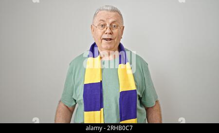 Uomo dai capelli grigi di mezza età che sostiene la squadra di calcio su sfondo bianco isolato Foto Stock