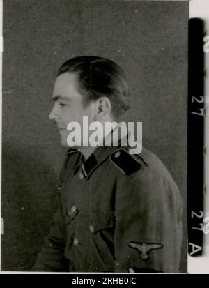 Fotografo delle SS, Homann (1943) molte fotografie dei funerali di Rheinhardt Heydrich; operazioni dell'unità KB - carico su rotaia, attrezzature, studio di registrazione, spettacoli musicali; foto di ritratti di singoli soldati, ufficiali superiori; personale medico; fanteria con cavalli da branco su terreno montuoso; arrampicata su roccia dei soldati; addestramento dei soldati di osservazione di Himmler; indirizzamento di Himmler ai soldati; soldato con cane; festa di Natale; posizioni di combattimento invernali; cimitero militare. Foto Stock