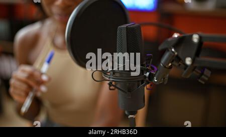 Giornalista radiofonica afroamericana che parla allo studio radio Foto Stock