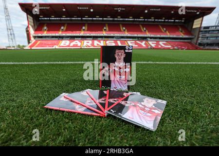 Barnsley, Regno Unito. 15 agosto 2023. Kacper ?opata #4 di Barnsley sulla copertina del programma Today Match Day durante la partita della Sky Bet League 1 Barnsley vs Peterborough a Oakwell, Barnsley, Regno Unito, il 15 agosto 2023 (foto di Mark Cosgrove/News Images) a Barnsley, Regno Unito il 15 agosto 2023. (Foto di Mark Cosgrove/News Images/Sipa USA) credito: SIPA USA/Alamy Live News Foto Stock