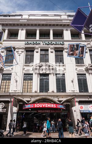 Facciata esterna di un negozio di souvenir Trocadero di Londra e di souvenir in Coventry Street, Soho, Londra, Inghilterra, Regno Unito Foto Stock