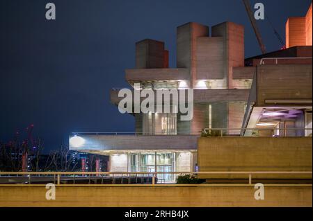 LONDRA - 22 aprile 2023: Il National Theatre di Southbank brilla vibrante di notte, un gioiello culturale nel paesaggio urbano di Londra Foto Stock