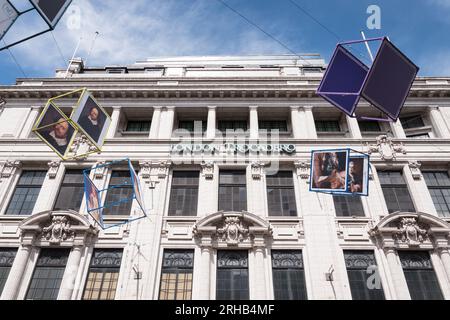 Facciata esterna di un Trocadero londinese abbellito, presto sede di una Moschea, Coventry Street, Soho, Londra, Inghilterra, REGNO UNITO Foto Stock