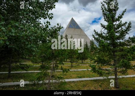 Astana, Kazakistan - 13 agosto 2023: Veduta del Palazzo della Pace e della riconciliazione ad Astana, Kazakistan. Foto Stock