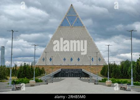 Astana, Kazakistan - 13 agosto 2023: Veduta del Palazzo della Pace e della riconciliazione ad Astana, Kazakistan. Foto Stock