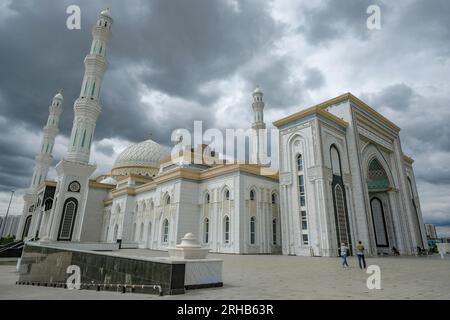 Astana, Kazakistan - 13 agosto 2023: Vista della Moschea del Sultano Hazrat ad Astana, Kazakistan. Foto Stock