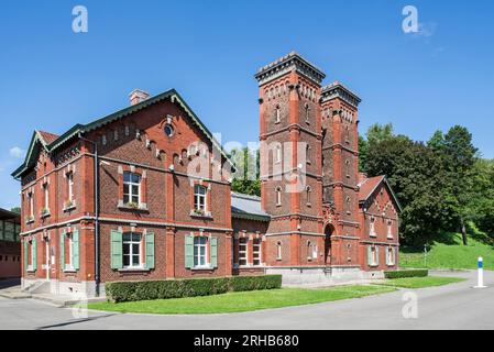 Edificio sala macchine dell'ascensore idraulico per imbarcazioni n.. 3 sul vecchio Canal du Centre a Strépy-Bracquegnies vicino a la Louvière, Hainaut, Vallonia, Belgio Foto Stock